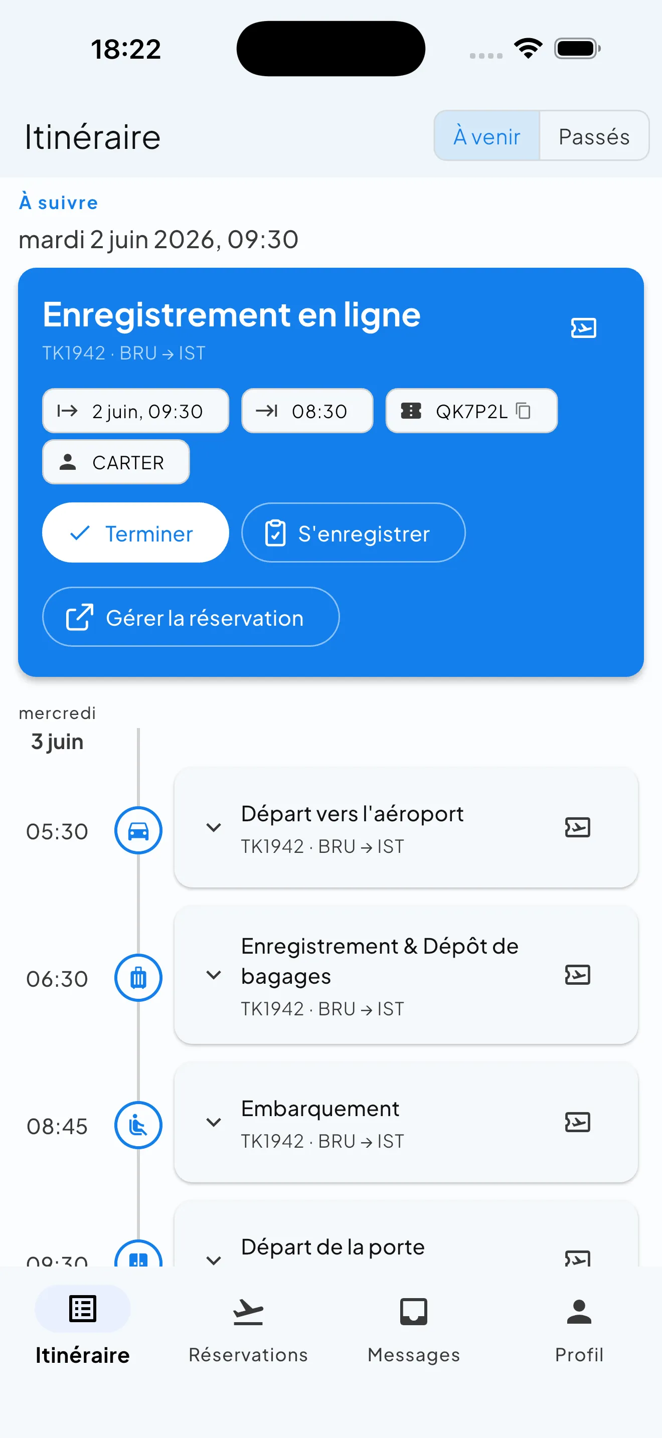 Écran d’itinéraire Skaoot : à suivre, l’enregistrement en ligne du vol TK1942 de Bruxelles à Istanbul, puis la journée de voyage en frise : départ vers l’aéroport, enregistrement et dépôt des bagages, embarquement, départ de la porte.